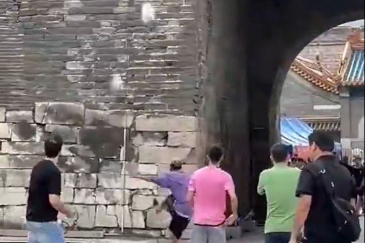 超高难度❗亚马尔今天来到长城挑战高空停球，一个大脚把鞋踢飞