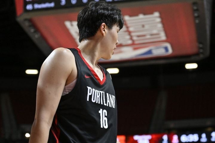 媒体人：惊艳的不是杨瀚森的三分/妙传 而是误判后全场爆发的嘘声