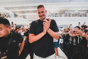 约基奇：休赛期在游泳池、赛马、训练、陪家人 还吃美食、喝好酒