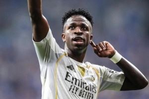 维尼修斯社媒晒照庆祝胜利，姆巴佩点赞评论：BIG 7