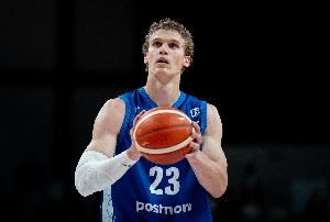 这场拉了！马尔卡宁15中4仅得11分 有9篮板4抢断还是挺拼