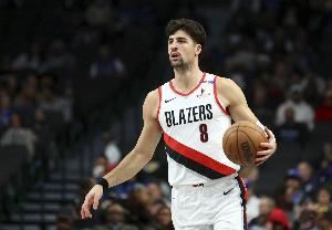 今天三分不准!阿夫迪亚12中6&三分5中0拿19分9板5助1帽 有6失误