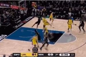 全民皆兵!拉拉维亚断球 里夫斯反击助飞克内克特空接暴扣!