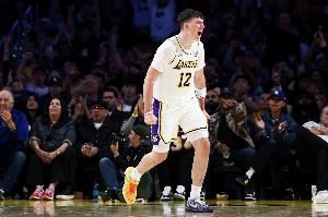 放开抡！东里詹全部缺席 拉拉维亚迎来生日夜&近三场场均轰21.7分