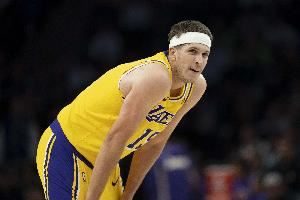 因右侧腹股沟酸痛缺战开拓者!湖记:里夫斯昨天就是带伤上阵