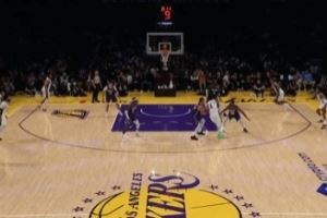 牵制力！文班亚马突破吸引包夹 人缝中妙传索汉轻松上篮！