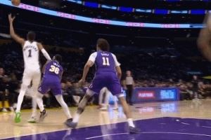 麻烦了!文班亚马面对斯玛特顶防推翻后者进攻犯规&个人五犯