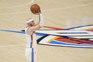 防守尖兵!卡鲁索战旧主7中4拿到10分4板3助2断 正负值+19