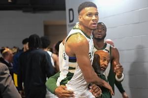 小里称赞字母哥非常有风度!湖记:他在管理比赛用球上有进步🤣